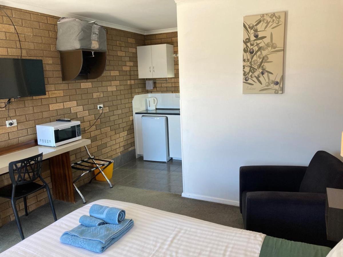 Camellia Motel Narrandera Bagian luar foto