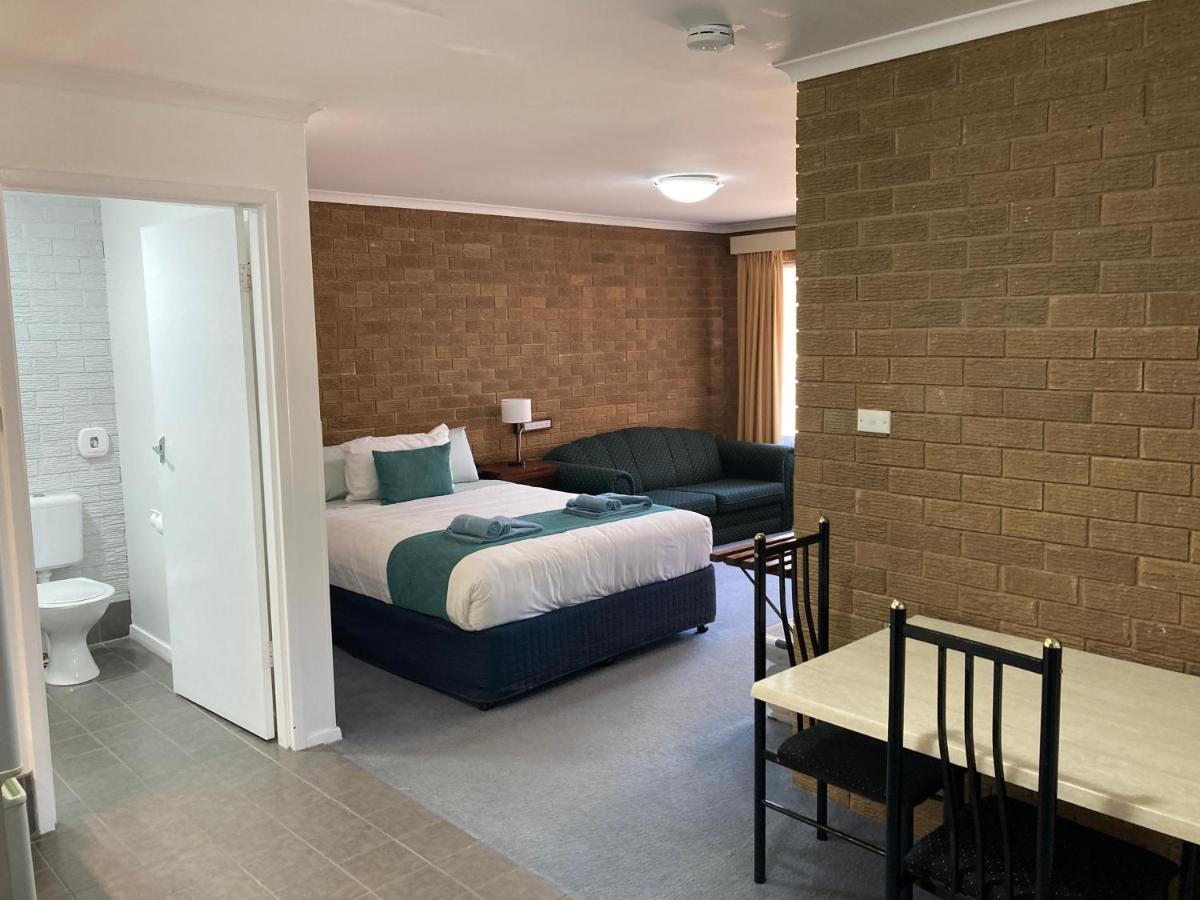 Camellia Motel Narrandera Bagian luar foto