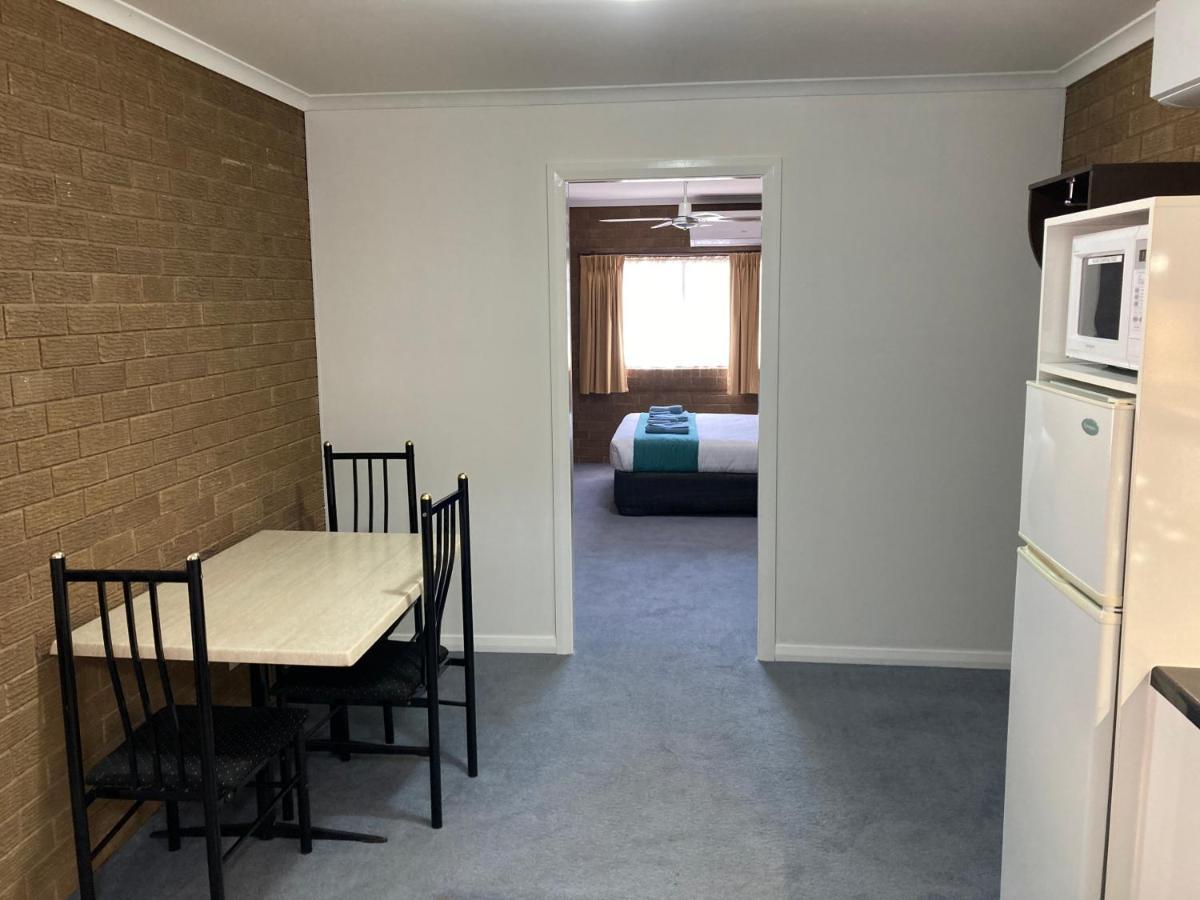 Camellia Motel Narrandera Bagian luar foto
