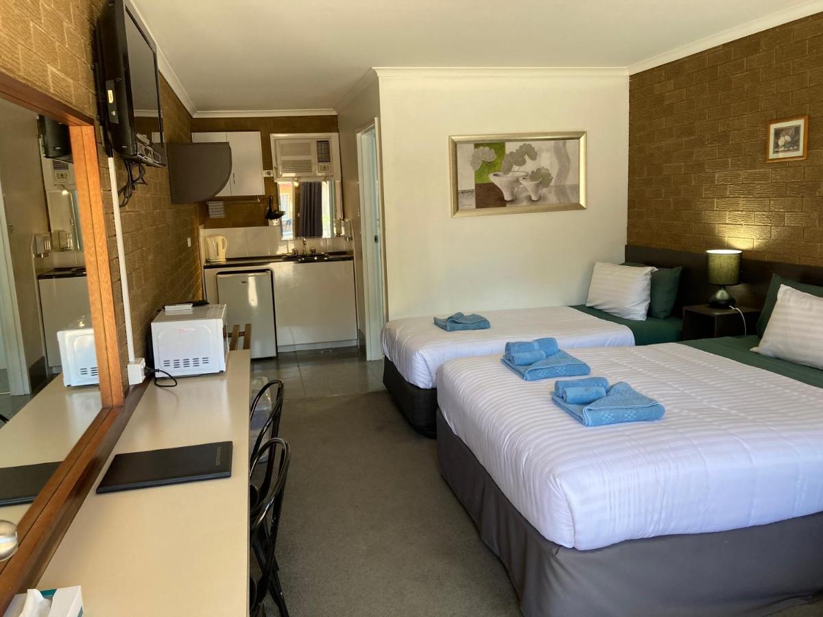 Camellia Motel Narrandera Bagian luar foto