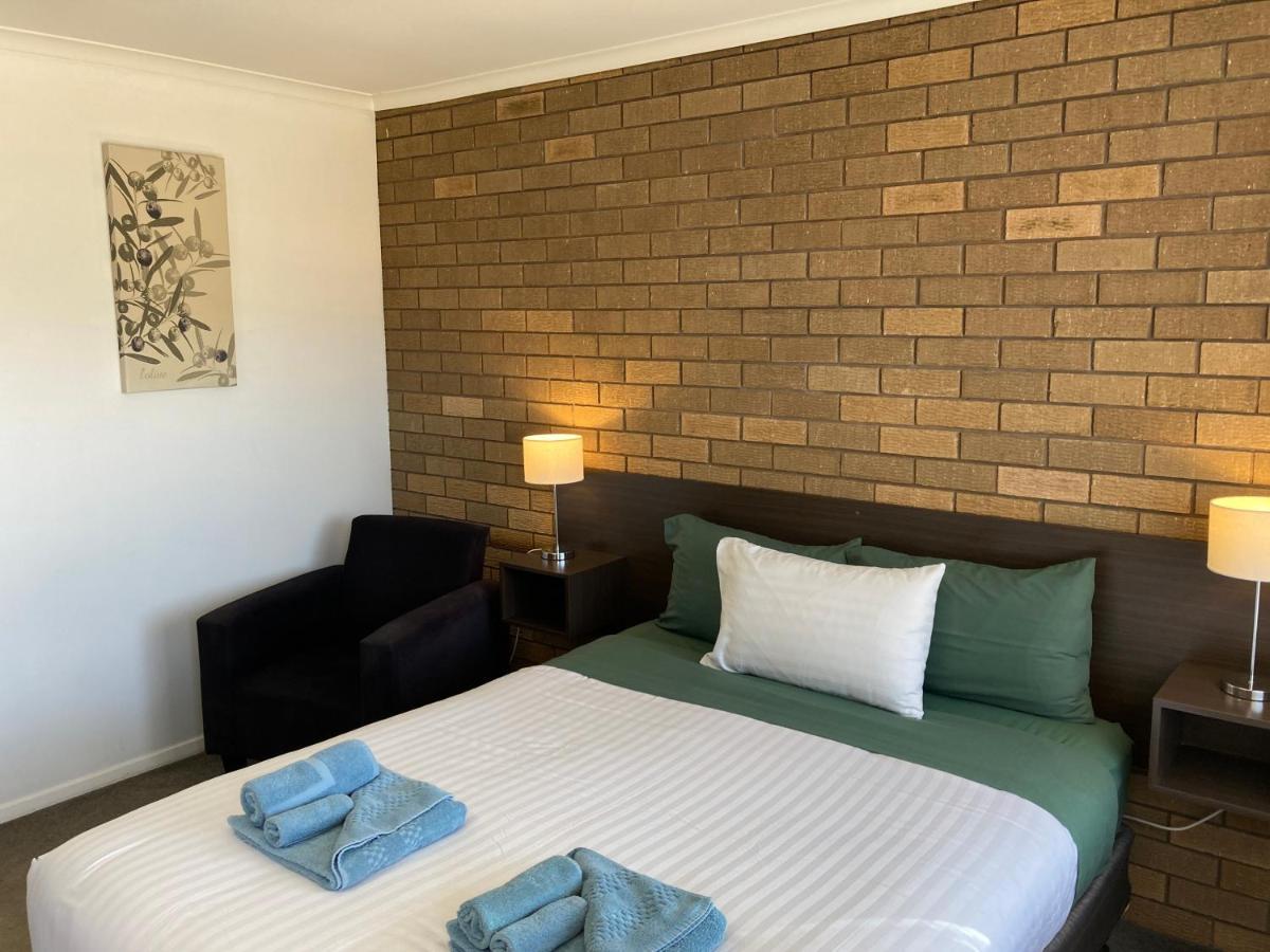 Camellia Motel Narrandera Bagian luar foto