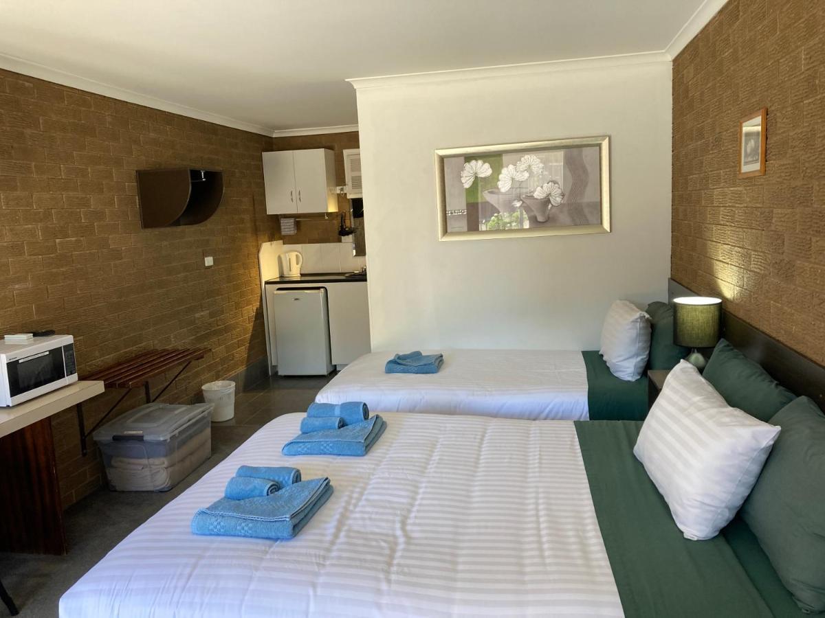 Camellia Motel Narrandera Bagian luar foto