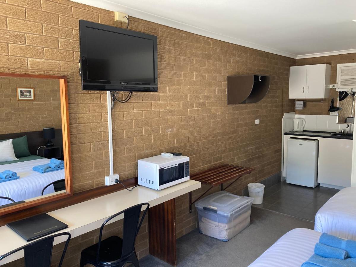 Camellia Motel Narrandera Bagian luar foto