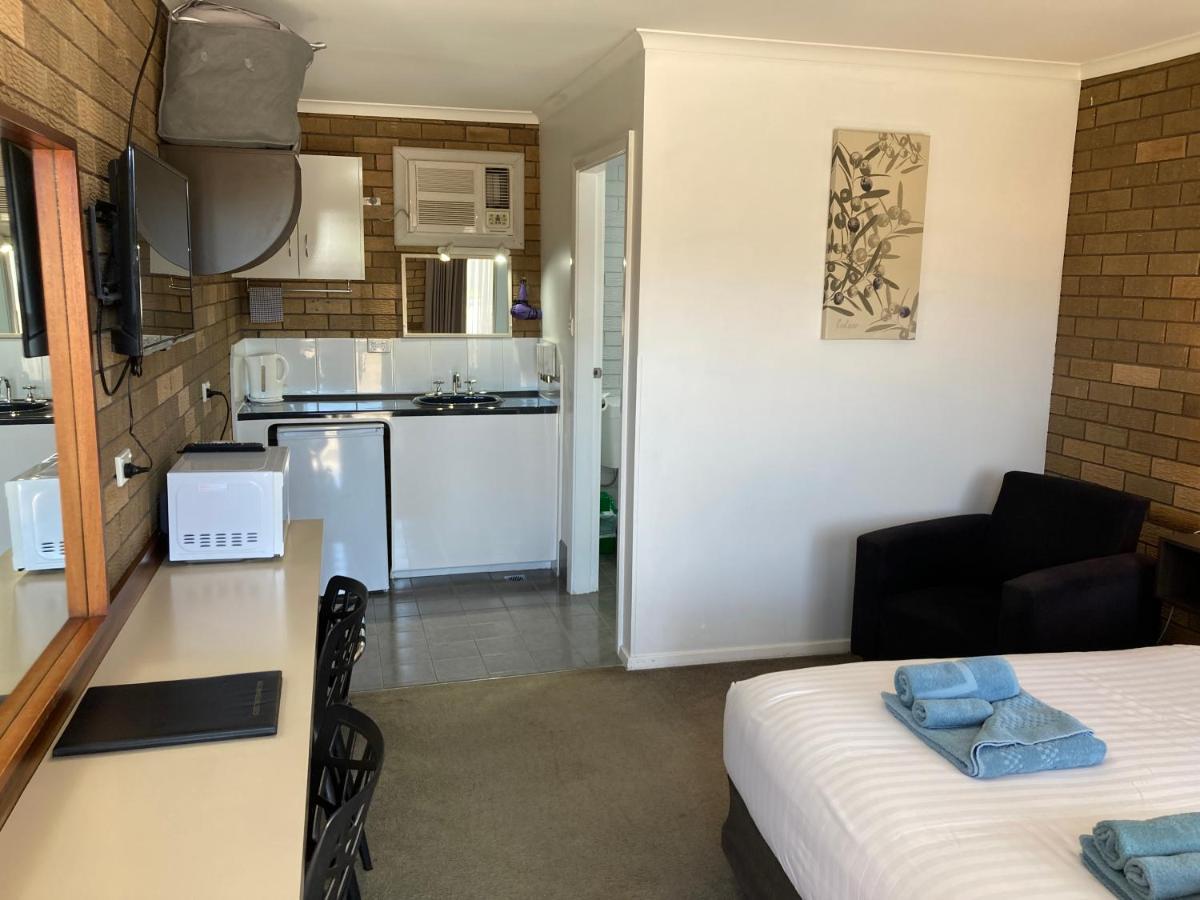 Camellia Motel Narrandera Bagian luar foto