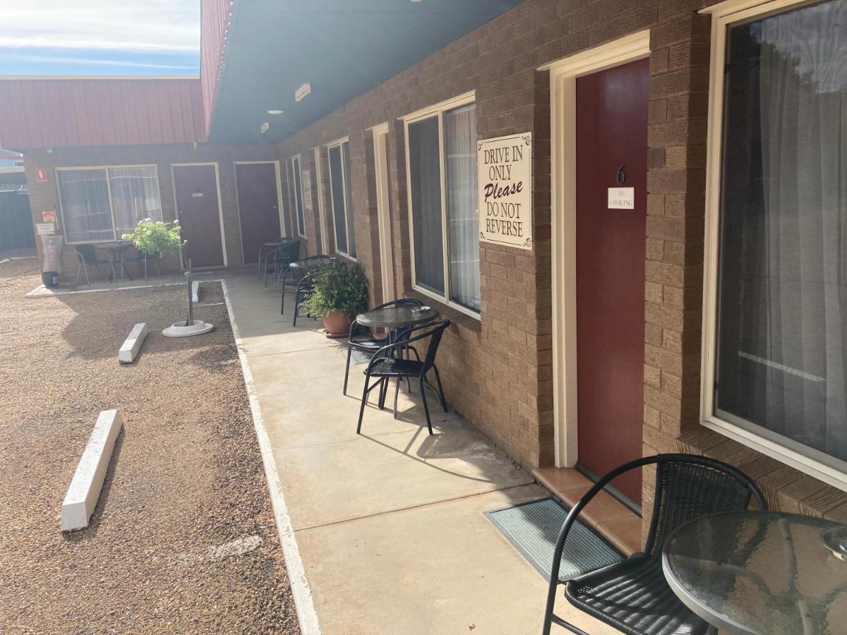 Camellia Motel Narrandera Bagian luar foto