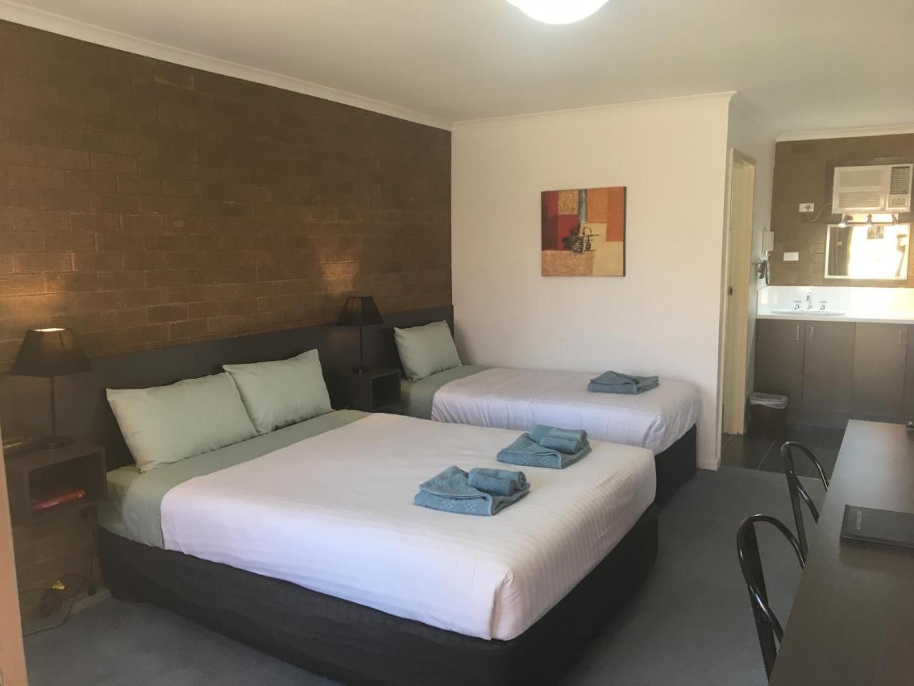 Camellia Motel Narrandera Bagian luar foto