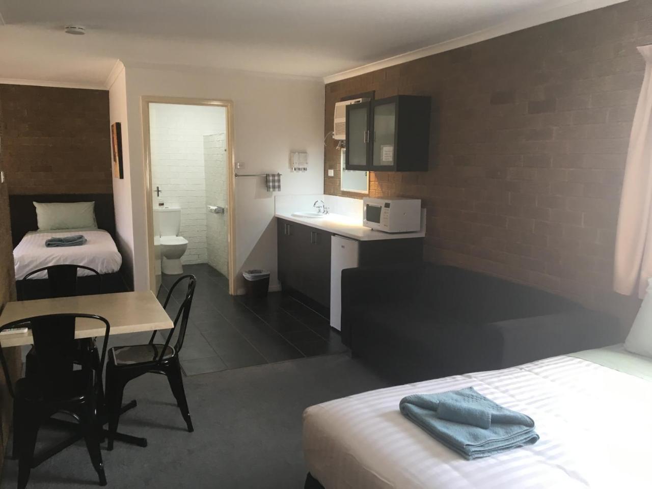 Camellia Motel Narrandera Bagian luar foto