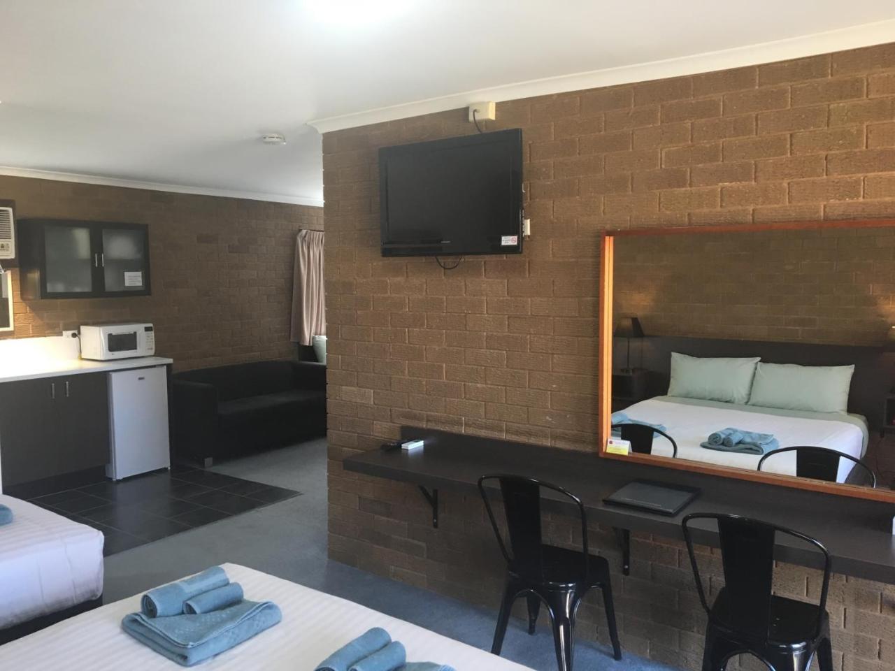 Camellia Motel Narrandera Bagian luar foto